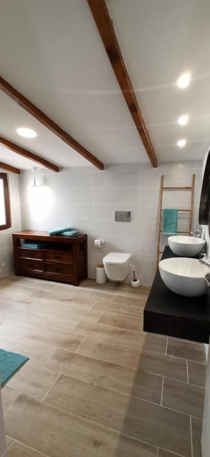 Beautiful Chalet With Wifi And Free Parking Arona  Eksteriør bilde