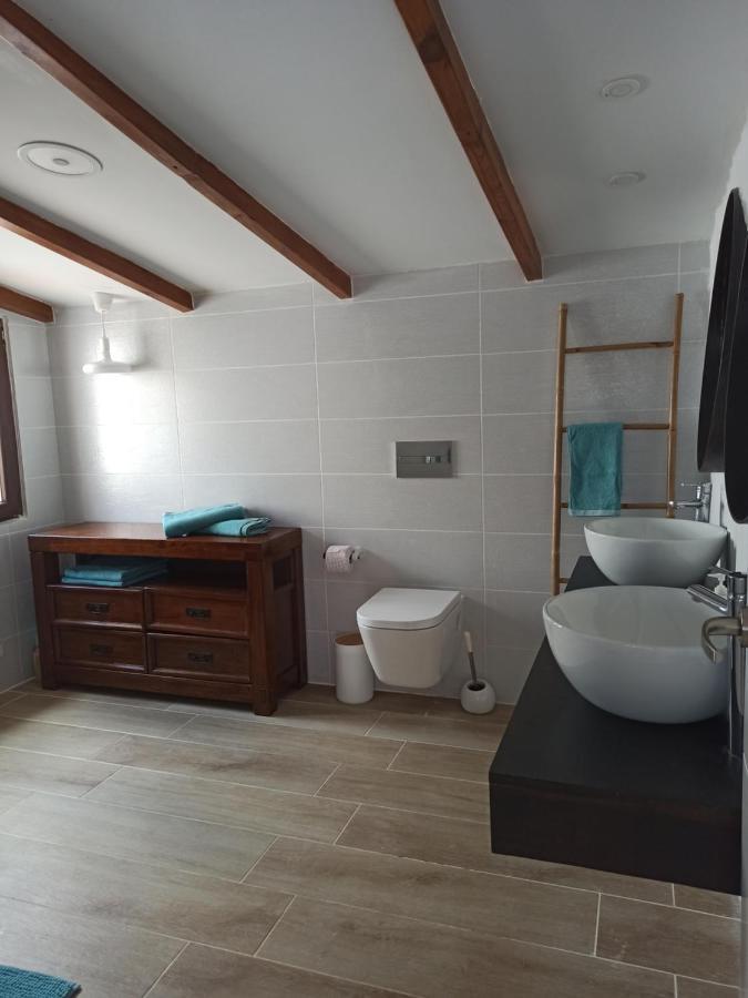 Beautiful Chalet With Wifi And Free Parking Arona  Eksteriør bilde